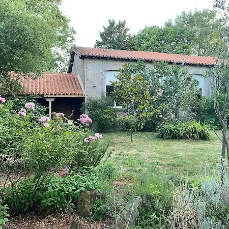 Logement Au Calme Entoure D Un Grand Jardin Holiday home *